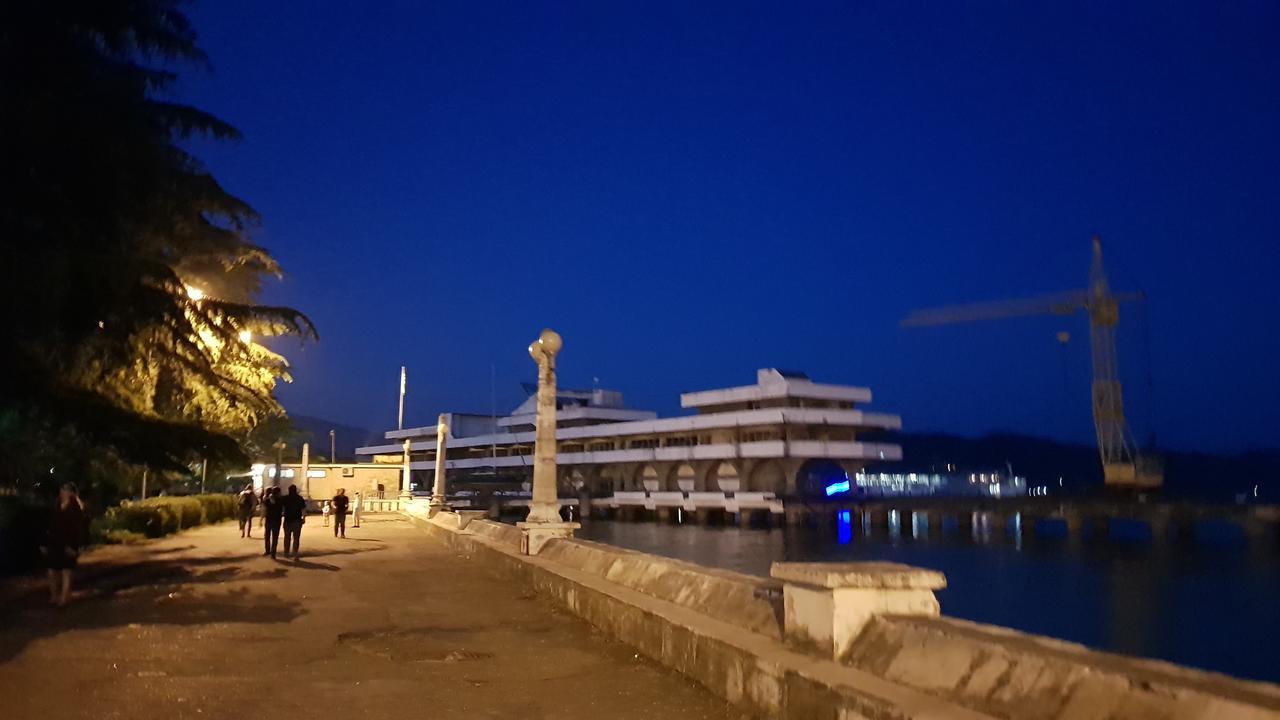 Люкс Апартаменты Центр Sukhumi Exterior foto
